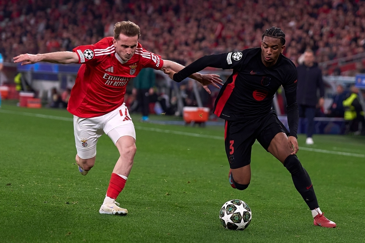 包含今晚法甲传出新动向，本菲卡更衣室发声，管理层表态：气氛紧张，训练强度明显提升的词条