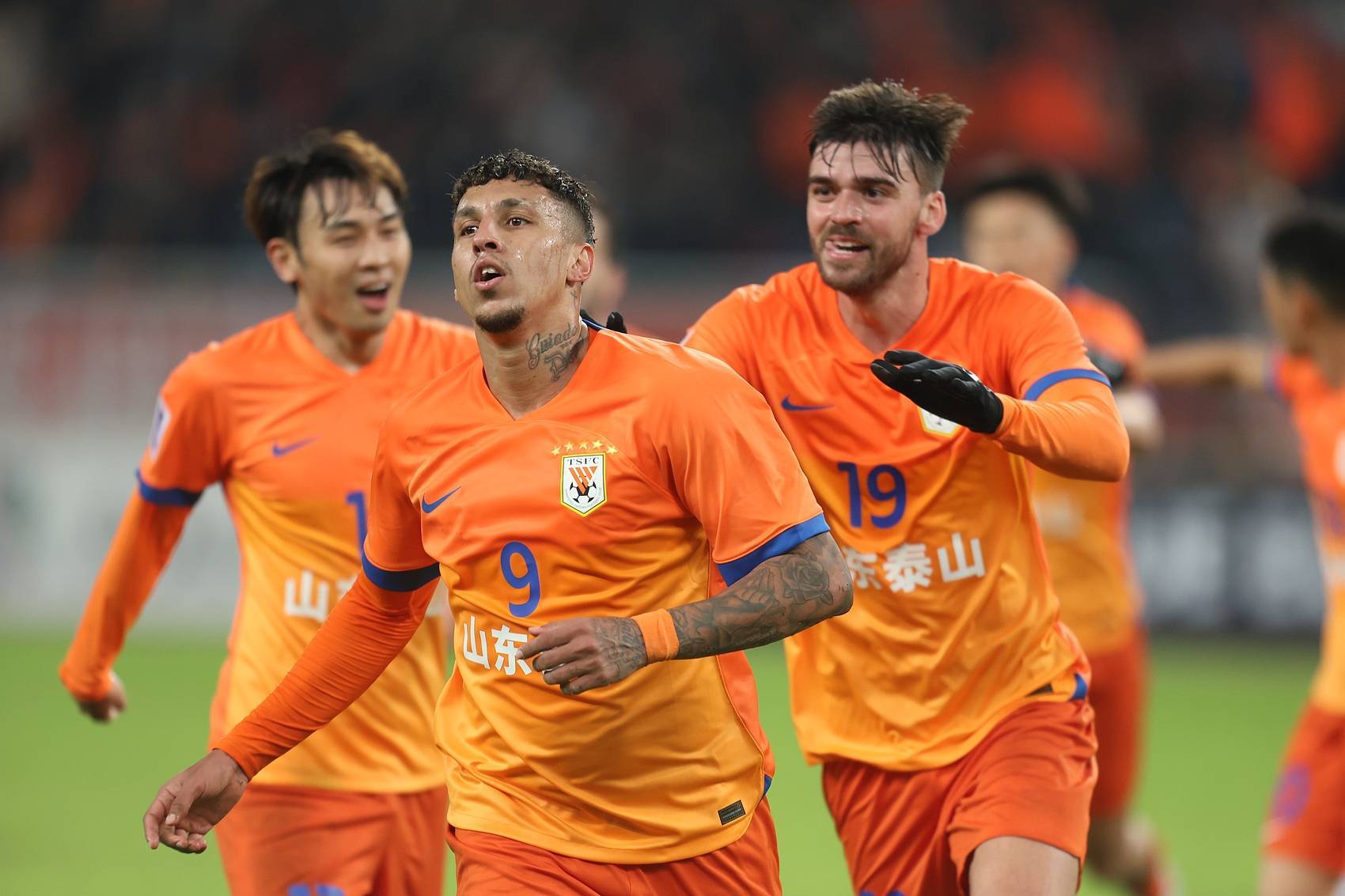 包含山东泰山迎亚冠关键赛，加时末段队长鼓劲，悬念犹存，身体对抗强度拉满的词条